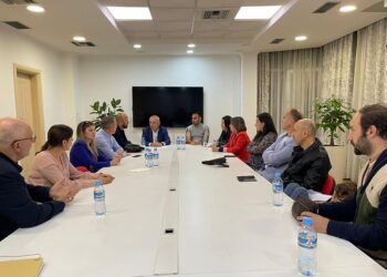 Ilir Meta takon prindërit e kopështit të Turgut Ozal që u mbyll nga Rama: I shpreh solidaritetin dhe mbështetjen e tij