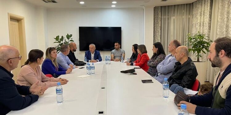 Ilir Meta takon prindërit e kopështit të Turgut Ozal që u mbyll nga Rama: I shpreh solidaritetin dhe mbështetjen e tij