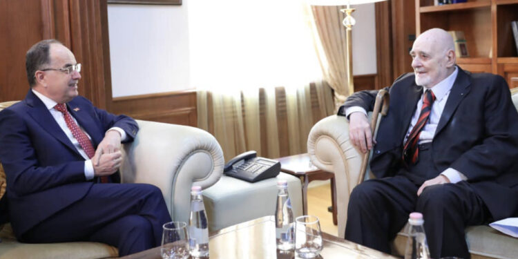 Në vigjilje të 110-vjetorit të Pavarësisë, Begaj takohet me nipin e Ismail Qemalit