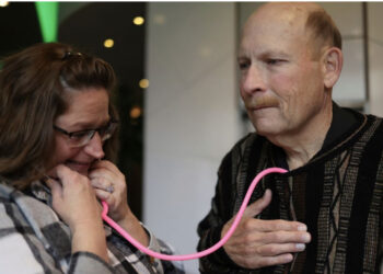 VIDEO/ Prekëse, momenti ku nëna dëgjon rrahjet e zemrës së vajzës së saj në trupin e 68 vjeçarit