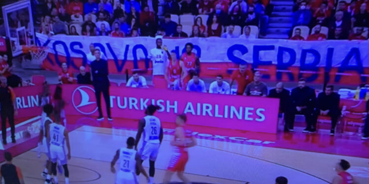 Grekët provokojnë sërish/ Tifozët shfaqin banerin e madh “Kosova është Serbi”!