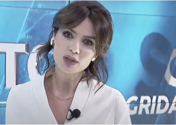 VIDEO/ Me skaletë në duar Grida Duma gati për të nisur emisionin