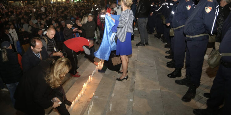 FOTO/ Kokën në flamur dhe vrap! Momenti kur protestuesit çanë policinë