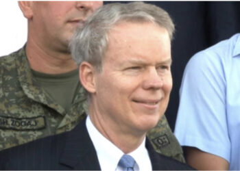 Ish-ambasadori amerikan në Kosovë: Shtyrja e ‘targave’ nuk ka kuptim pa marrëveshje!