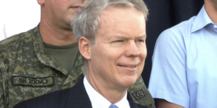 Ish-ambasadori amerikan në Kosovë: Shtyrja e ‘targave’ nuk ka kuptim pa marrëveshje!