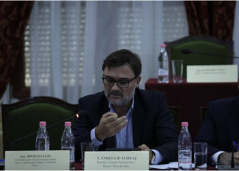 Enkelejdi i Ramës degdiset në Fier me grupin e tij të pazarxhinjve