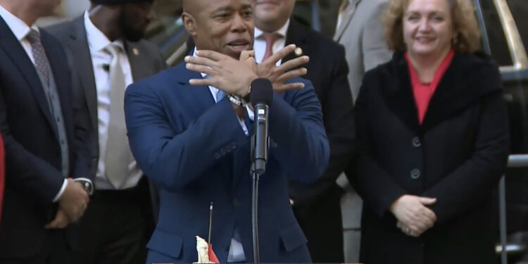 VIDEO/ Kryebashkiaku i NY bën me duar shqiponjën, i drejtohet shqiptarëve: Ruani kulturën tuaj teksa vini këtu