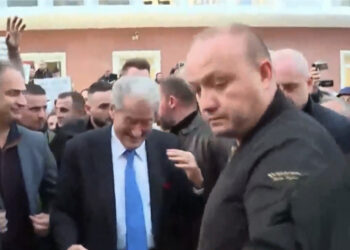 Berisha del nga selia e PD i shoqëruar nga Bylykbashi dhe Boçi, i rrethuar nga protestuesit i drejtohet Kryeministrisë