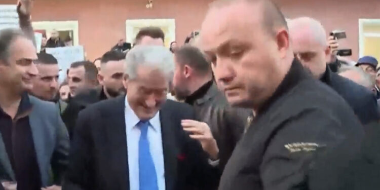 Berisha del nga selia e PD i shoqëruar nga Bylykbashi dhe Boçi, i rrethuar nga protestuesit i drejtohet Kryeministrisë