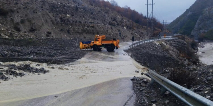 Moti i keq, rënie gurësh dhe mungesë energjie në qarkun e Shkodrës