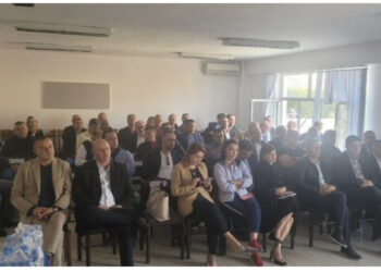 Enkelejdi i shitur tek Rama mbledh çetën e tij të tradhëtarëve në Fier