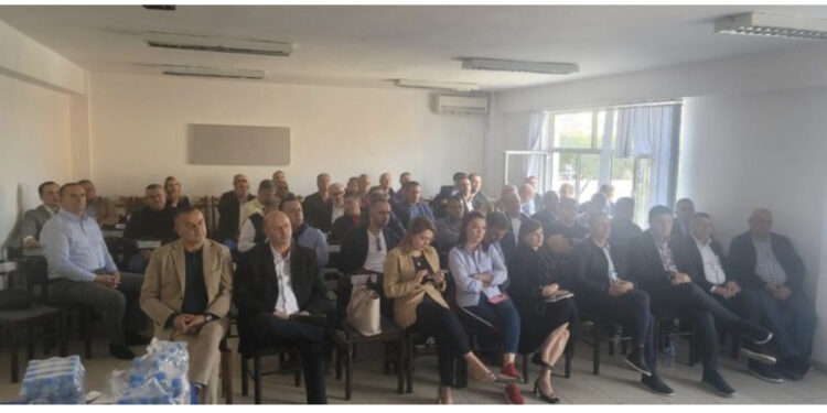 Enkelejdi i shitur tek Rama mbledh çetën e tij të tradhëtarëve në Fier