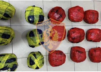 Fshehu 16 pako me drogë tek gomat e makinës, kapet i riu në kufij