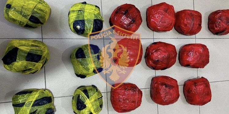 Fshehu 16 pako me drogë tek gomat e makinës, kapet i riu në kufij