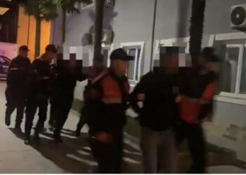 Po transportonin emigrantë të paligjshëm me dy makina, arrestohen tre persona në Vlorë