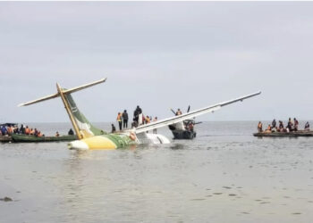 Aeroplani bie në liqenin Viktoria, 19 të vdekur