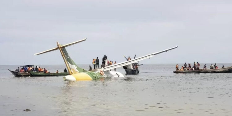 Aeroplani bie në liqenin Viktoria, 19 të vdekur