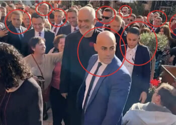 FOTO/ Hap pas hapi! Rama dhe Kurti të rrethuar nga një dyzinë me truproja