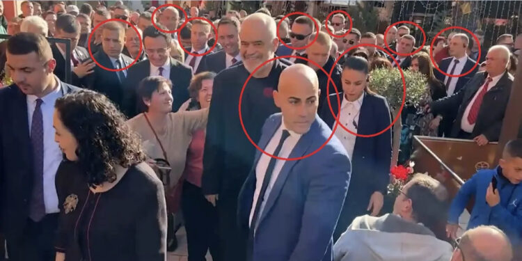 FOTO/ Hap pas hapi! Rama dhe Kurti të rrethuar nga një dyzinë me truproja