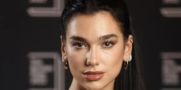 “Janë pushtues”! Dua Lipa: Ministrja britanike, fjalë të pakëndshme për shqiptarët