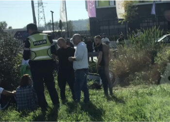 Aksident në Tiranë-Durrës, makina bie në kanal dhe kthehet përmbys