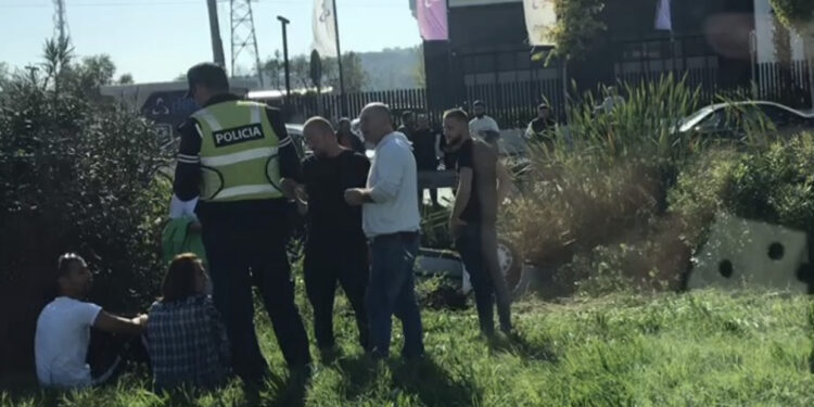 Aksident në Tiranë-Durrës, makina bie në kanal dhe kthehet përmbys