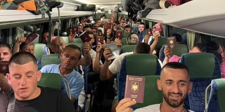 FOTO/ Gazetari britanik vjen në Tiranë dhe “vë duart në kokë”: Luks, hashash dhe “arratisje”