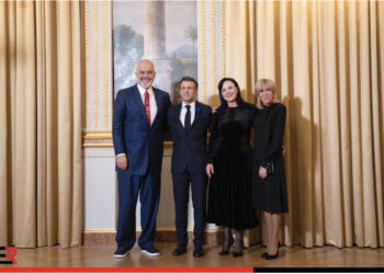 Opozita proteston para kryeministrisë, Edi Rama publikon foto nga Franca