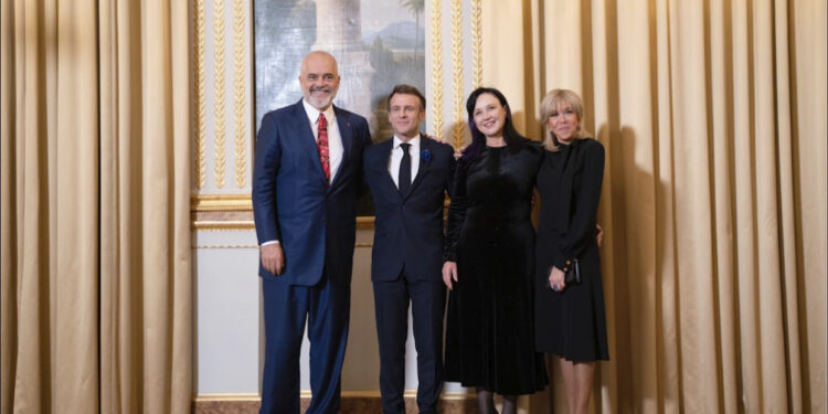 Opozita proteston para kryeministrisë, Edi Rama publikon foto nga Franca