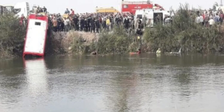Autobusi bie në kanal,19 të vdekur dhe 6 të plagosur