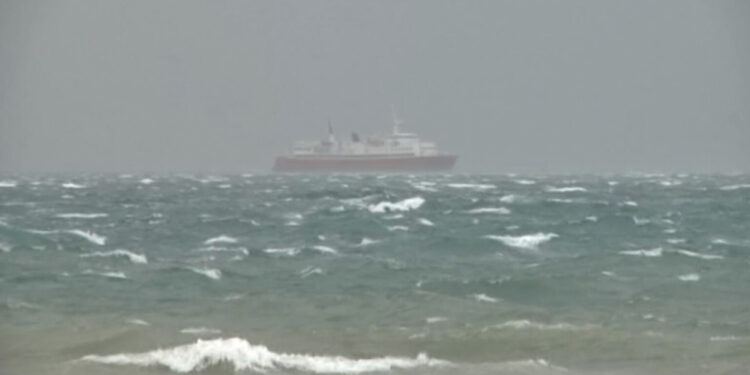 Moti i keq ka mbërthyer vendin, si paraqitet situata në porte!