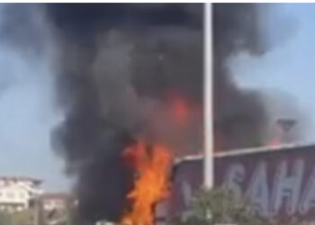 Digjet kamioni pranë “Pallatit me Shigjeta” në Tiranë, bllokohet trafiku, tymi i zi mbulon zonën