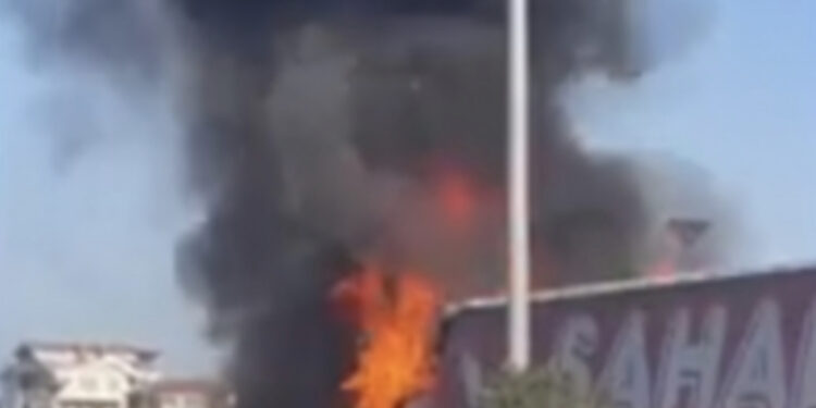 Digjet kamioni pranë “Pallatit me Shigjeta” në Tiranë, bllokohet trafiku, tymi i zi mbulon zonën