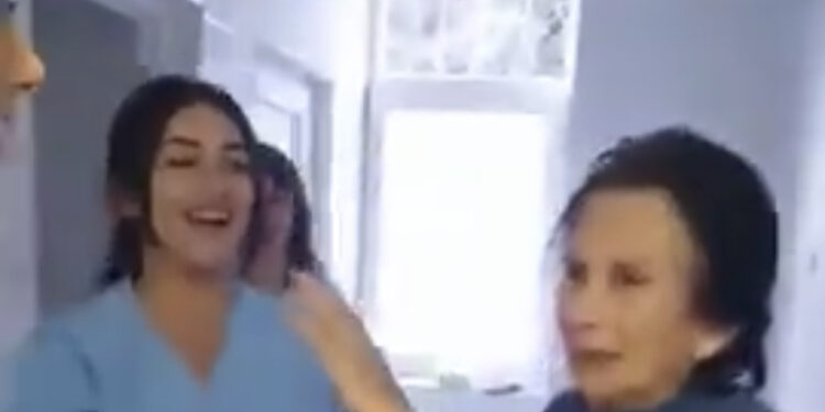 “Uuu mos e prek”, aktorja publikon VIDEON, infermieret dhunojnë pacienten e moshuar