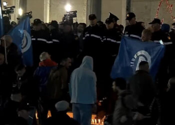 VIDEO-Kush e bëri thirrjen? Hap pas hapi, si e çau turma kordonin te Kryeministria