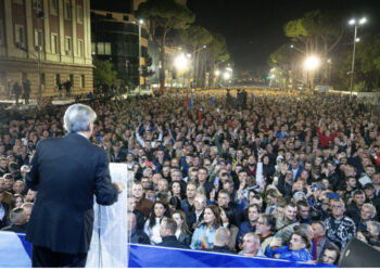 ‘Tsunam i lirisë së shqiptarëve’/ Berisha poston fotot nga protesta: Miting i jashtëzakonshëm!