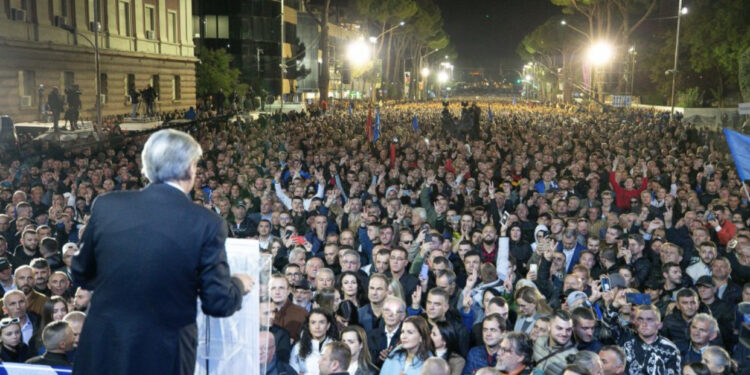 ‘Tsunam i lirisë së shqiptarëve’/ Berisha poston fotot nga protesta: Miting i jashtëzakonshëm!