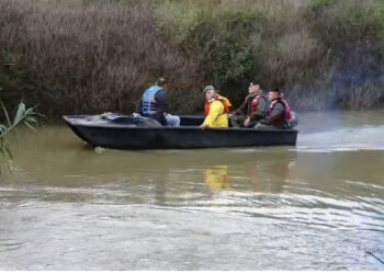 FOTO-Ndodh në Lezhë, i moshuari përcillet për në banesën e fundit me varkë