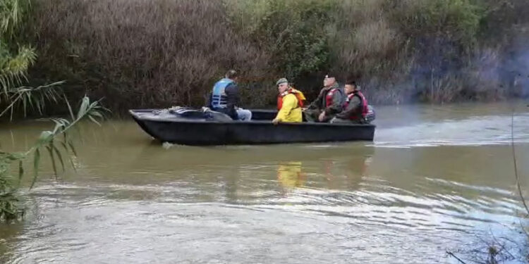 FOTO-Ndodh në Lezhë, i moshuari përcillet për në banesën e fundit me varkë