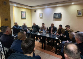 Meta shkon dhe takon banorët e ‘5 majit’: Askush s’do guxojë t’u hedhë gaz në shtëpi