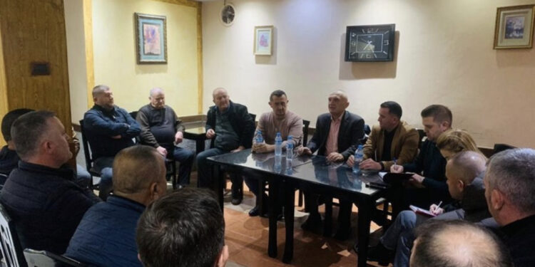 Meta shkon dhe takon banorët e ‘5 majit’: Askush s’do guxojë t’u hedhë gaz në shtëpi