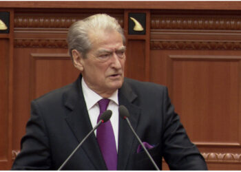 “S’ka burg që të mban ty me këtë që po bën”, Berisha paralajmëron Ramën: Te porti i Marinës do përfundosh vetë dhe s’do dalësh më kurrë prej tij