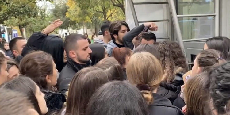 “Mbaro për vete dhe ik o vëlla”! Debat dhe shtyrje mes studentëve për abonetë