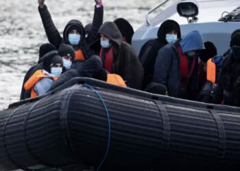 Gomonet/ Gati marrëveshja Britani – Francë për t’i ndalur, dronë për të zbuluar imigrantët para nisjes nga Kanali anglez