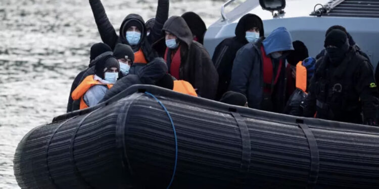 Gomonet/ Gati marrëveshja Britani – Francë për t’i ndalur, dronë për të zbuluar imigrantët para nisjes nga Kanali anglez