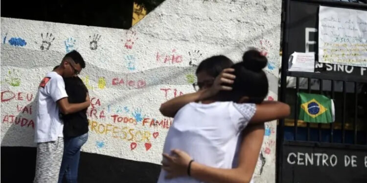 Adoleshenti i armatosur me kamuflazh ushtarak hap zjarr në dy shkolla të Brazilit, 3 viktima e 8 të plagosur!