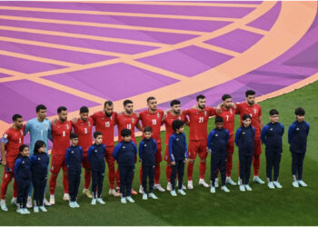 VIDEO/ Kërcënimi për familjarët nga shteti, futbollistët e Iranit detyrohen të këndojnë himnin kundër SHBA!