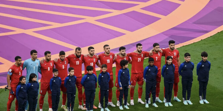 VIDEO/ Kërcënimi për familjarët nga shteti, futbollistët e Iranit detyrohen të këndojnë himnin kundër SHBA!