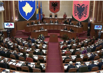 LIVE-Nikolla hap Kuvendin historik: Të “hiqen” kufijtë