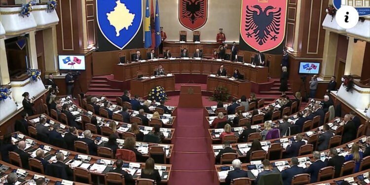 LIVE-Nikolla hap Kuvendin historik: Të “hiqen” kufijtë